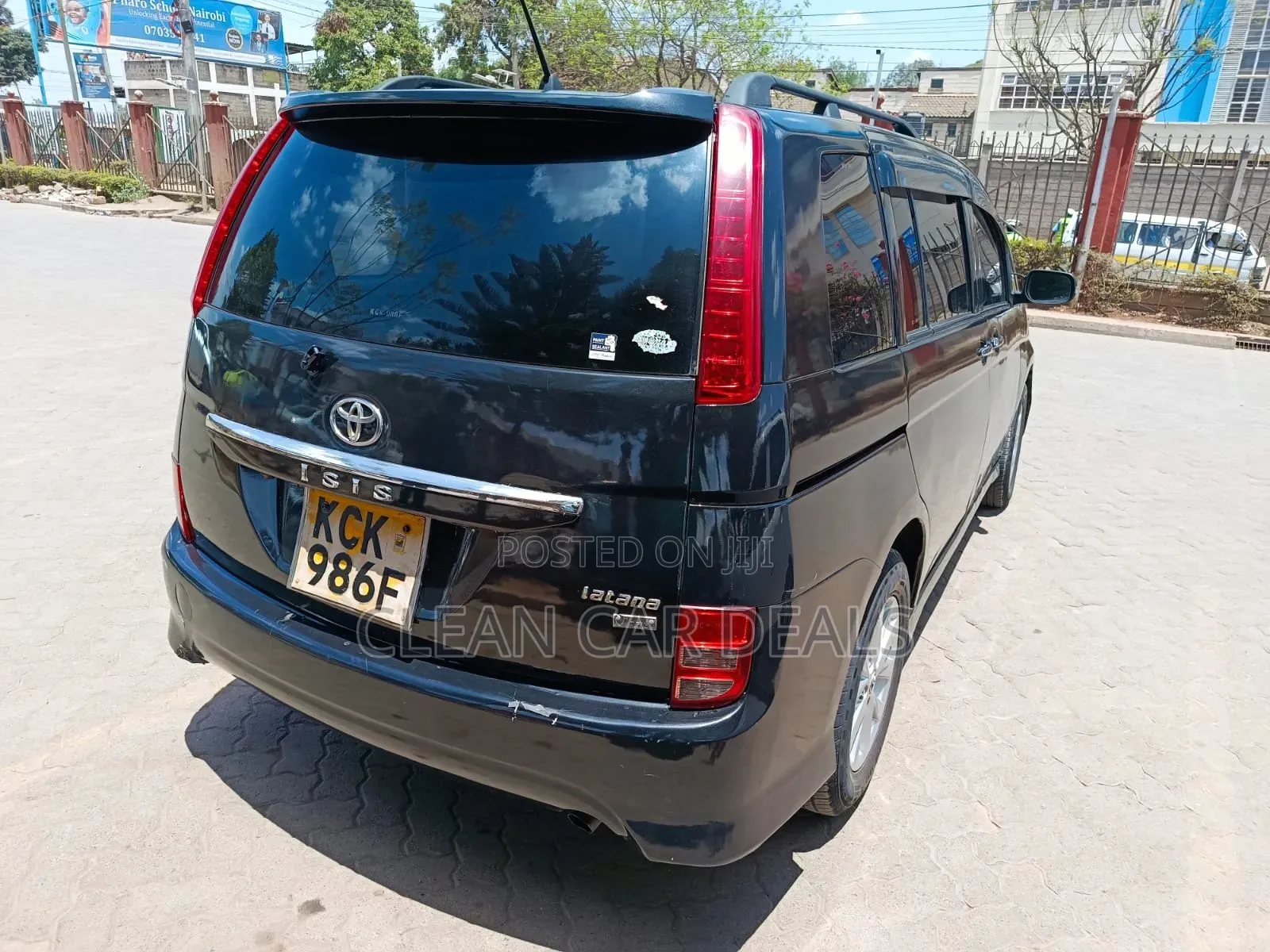Toyota ISIS 2010 Blue