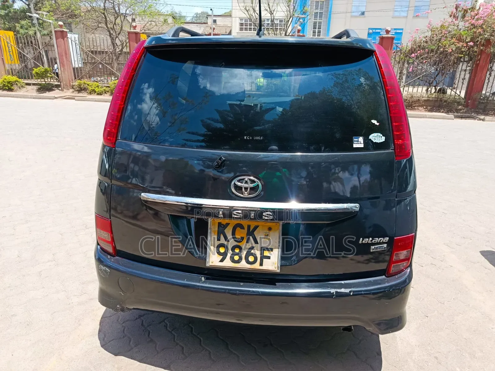 Toyota ISIS 2010 Blue