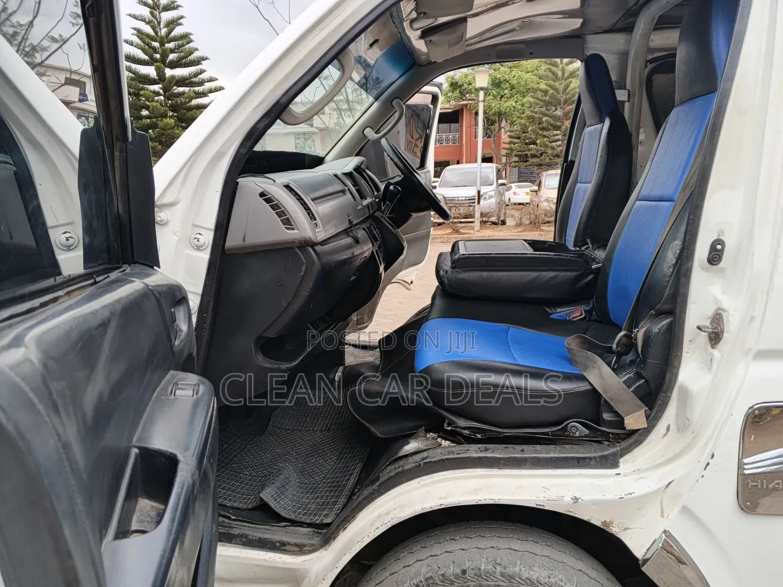 Toyota HiAce 2011 White