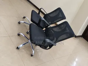 Black Mesh Office Chair With Adjustable Height and Chrome Base