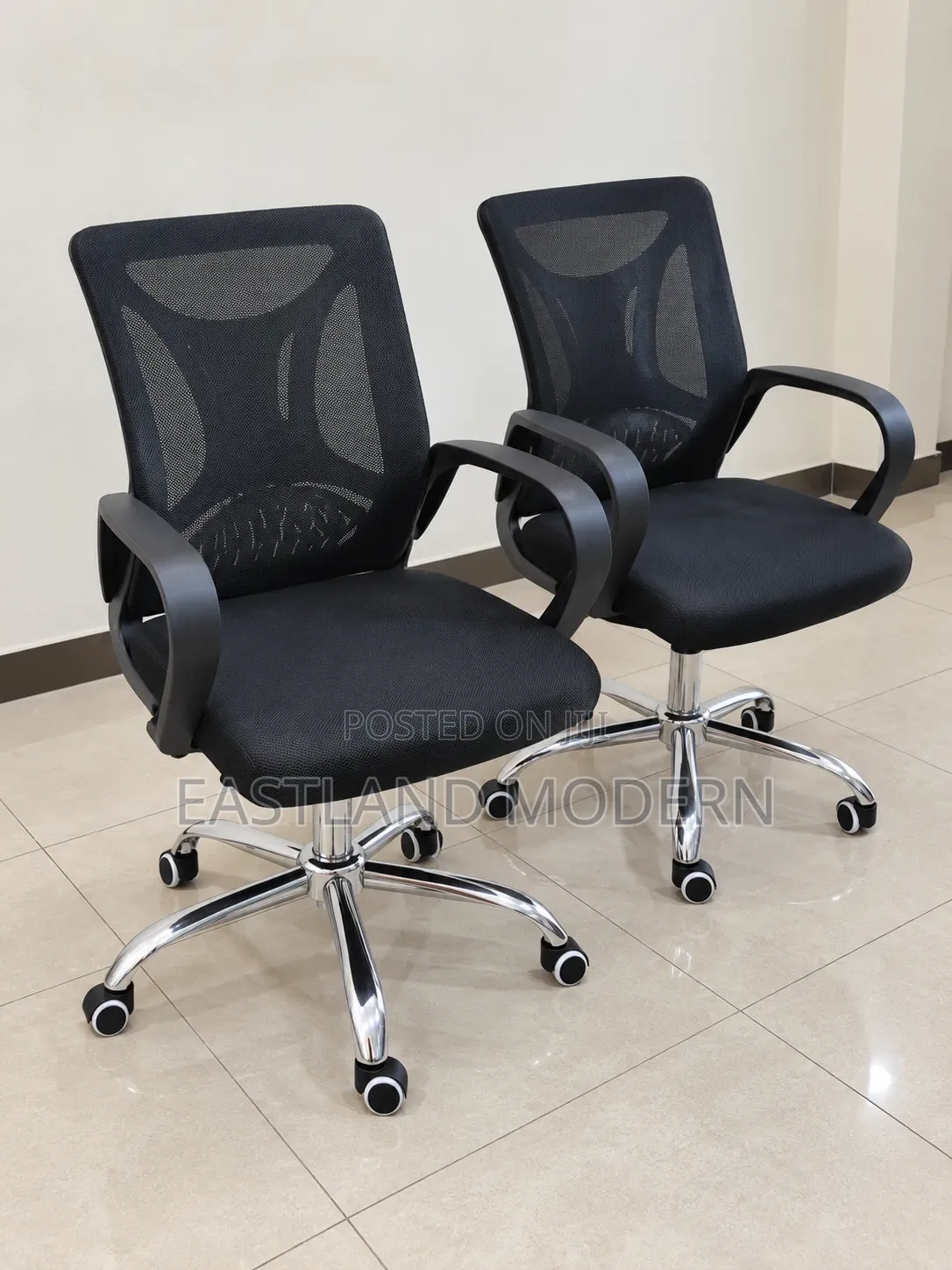 Black Mesh Office Chair With Adjustable Height and Chrome Base