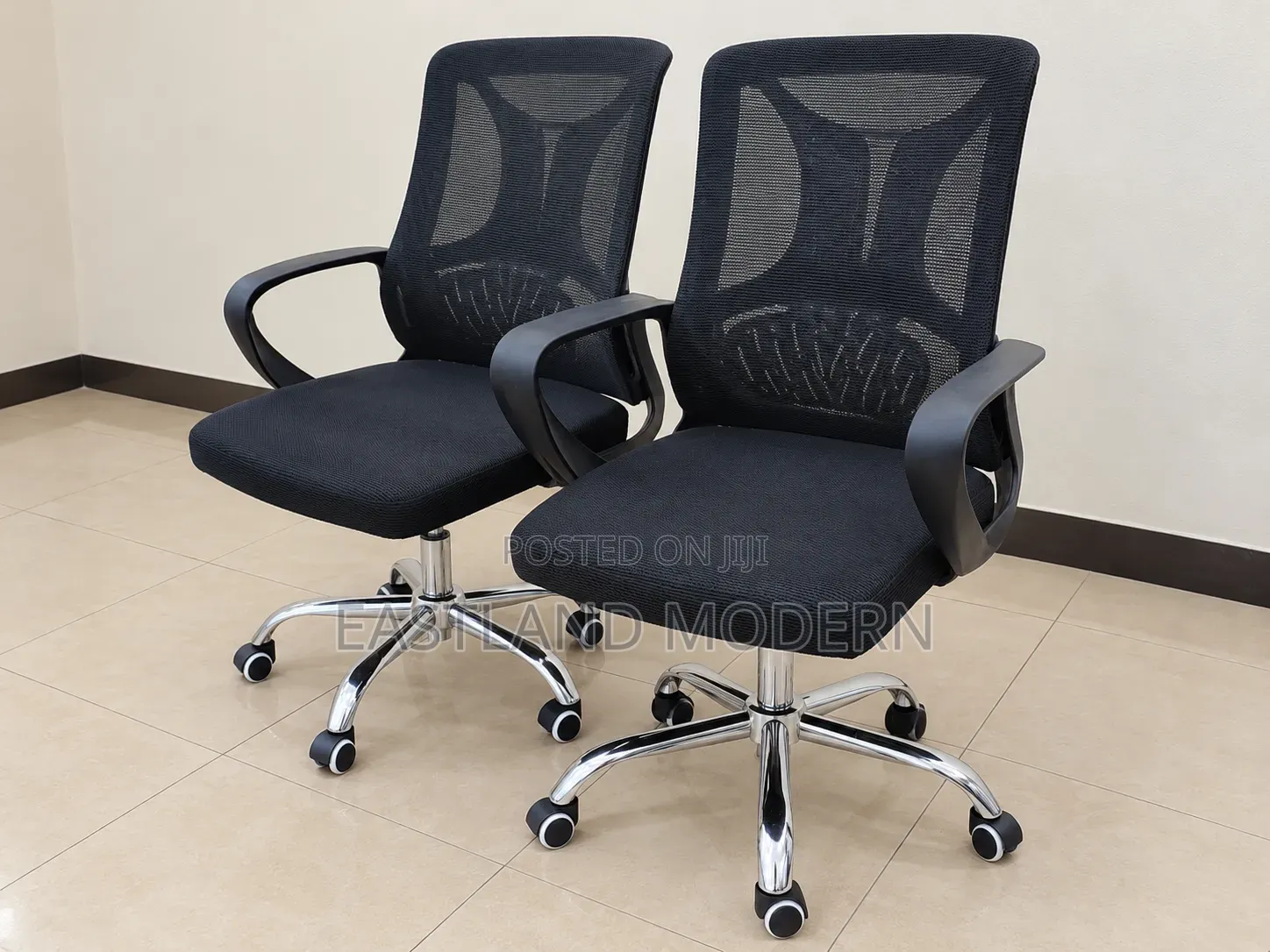 Black Mesh Office Chair With Adjustable Height and Chrome Base
