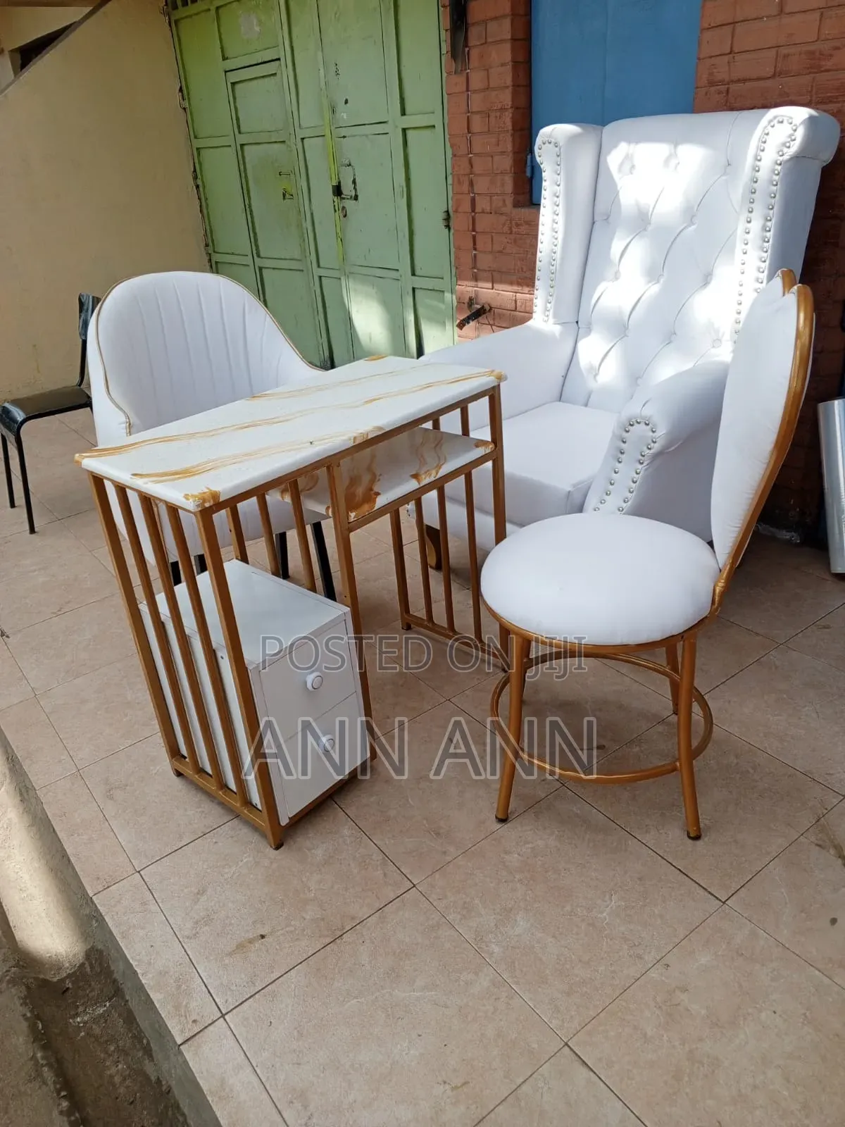 King Chair, Manicure Table and 2 Chairs