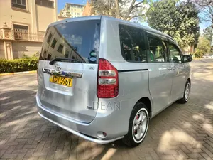 Toyota Noah 2012 Silver