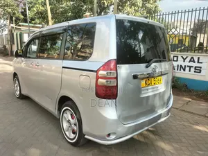 Toyota Noah 2012 Silver
