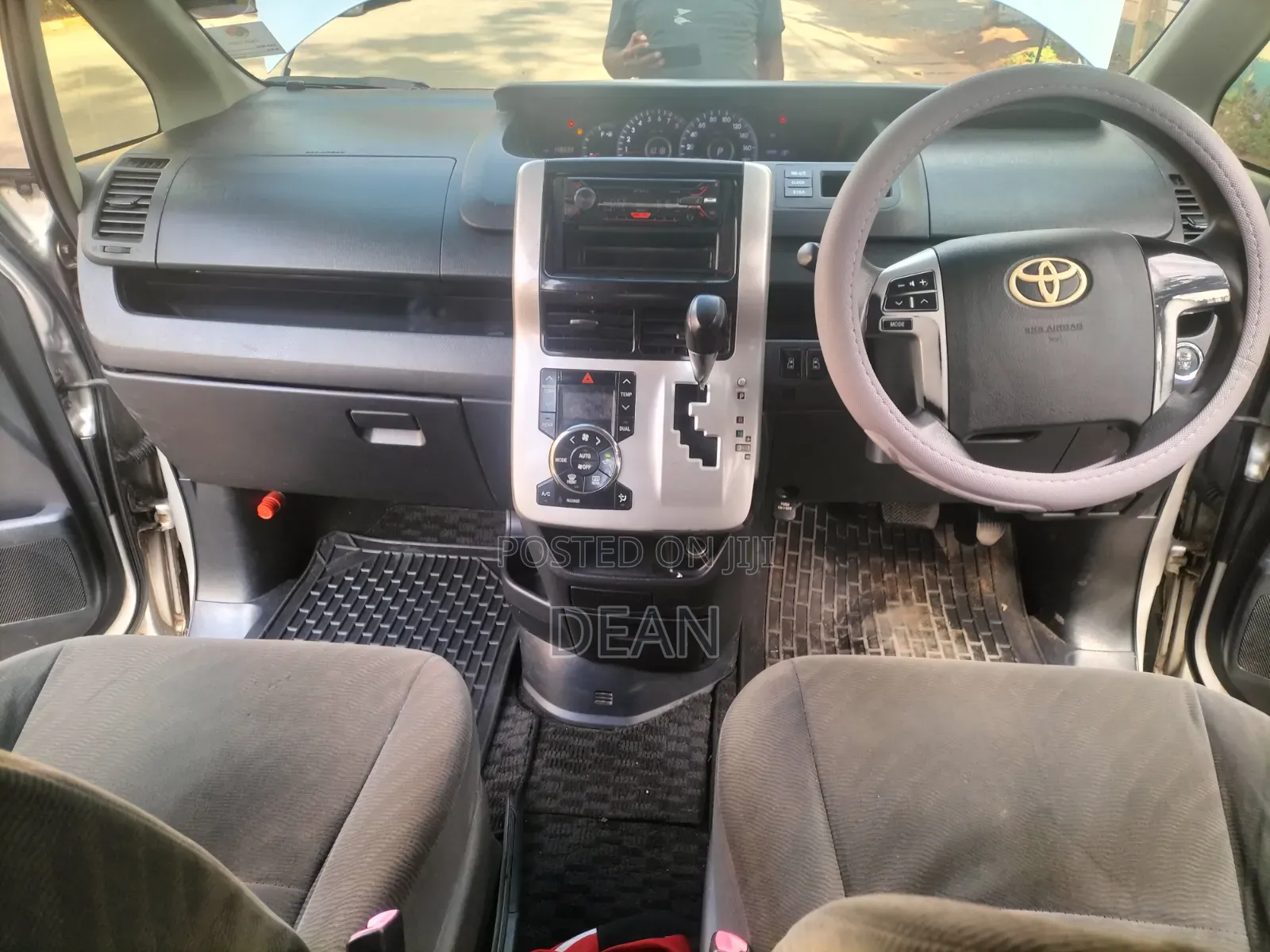 Toyota Noah 2012 Silver