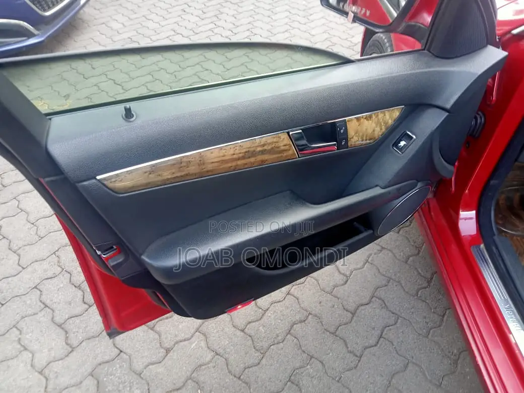 Mercedes-Benz C200 2009 Red