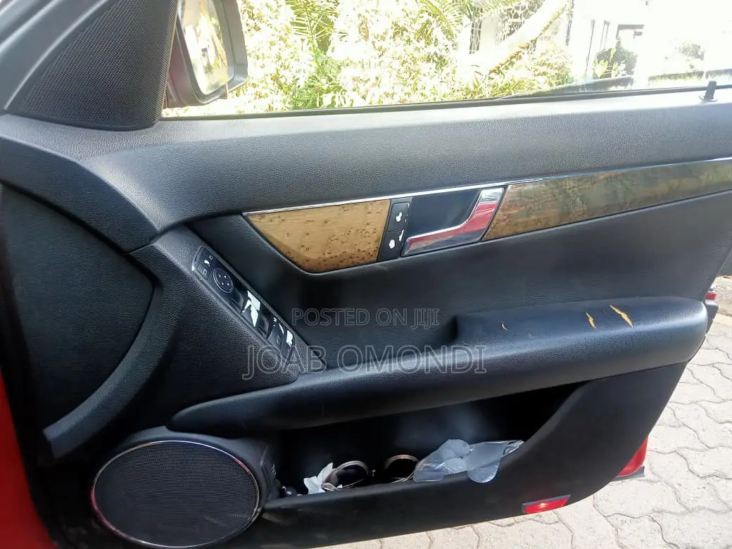 Mercedes-Benz C200 2009 Red