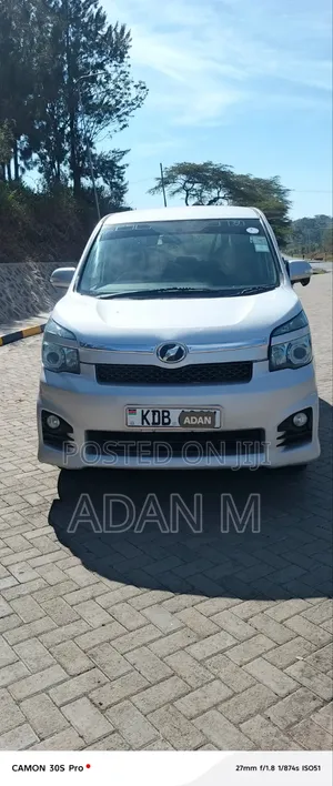 Toyota Voxy 2014 Silver