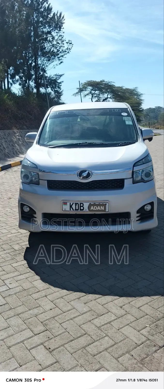 Toyota Voxy 2014 Silver