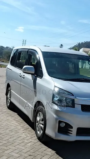 Toyota Voxy 2014 Silver