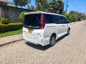 Toyota Esquire 2015 White