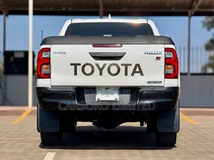 Toyota Hilux 2022 White