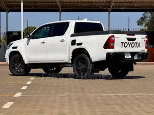 Toyota Hilux 2022 White