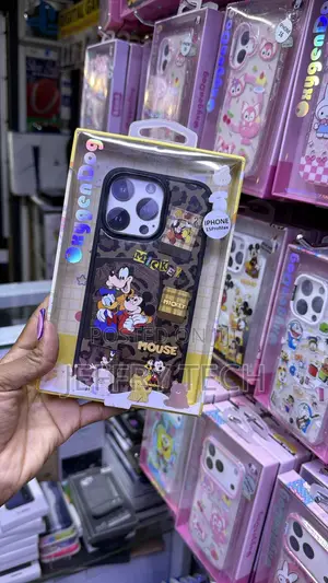 Mickey Mouse Classic Friends Camo Rugged Case an iPhone 15 Pro Max