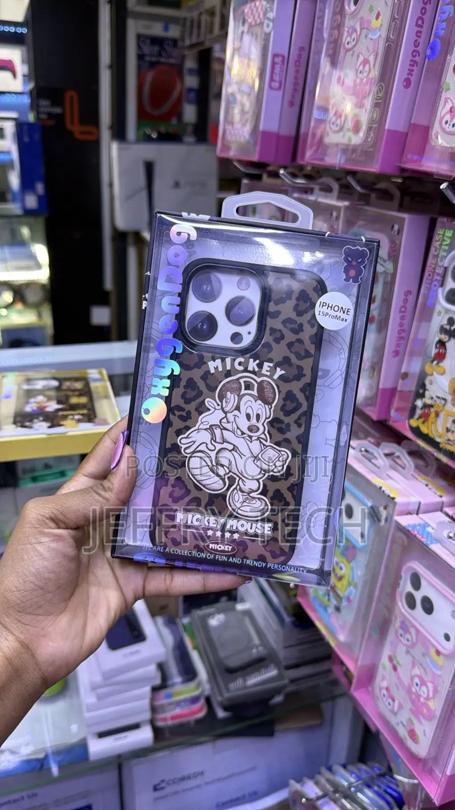 Mickey Mouse Classic Friends Camo Rugged Case an iPhone 15 Pro Max