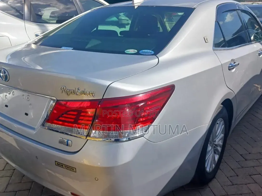 Toyota Crown 2018 Silver