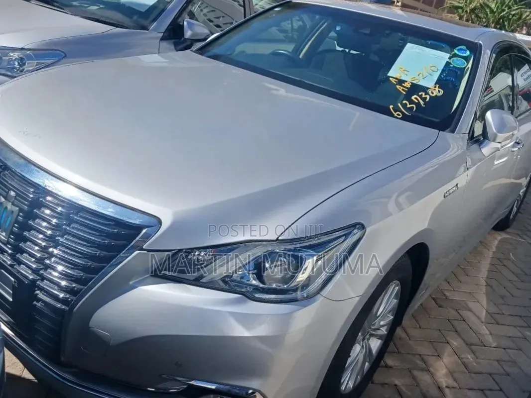 Toyota Crown 2018 Silver