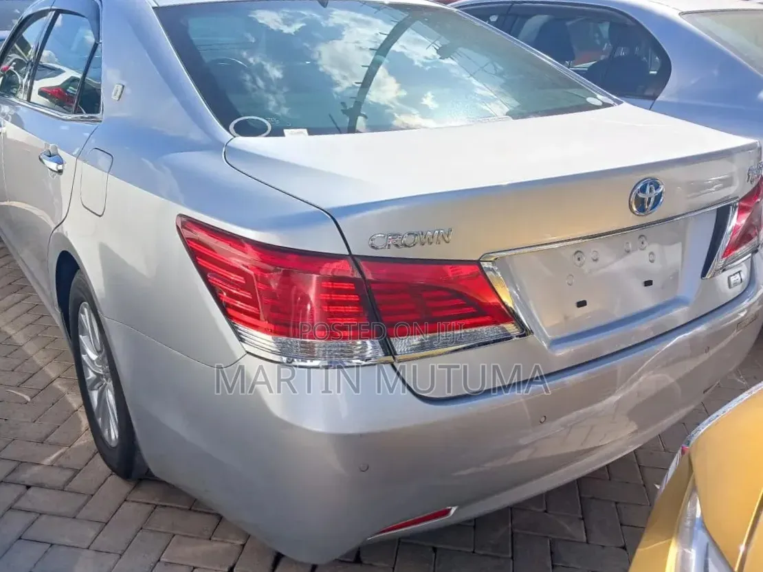 Toyota Crown 2018 Silver