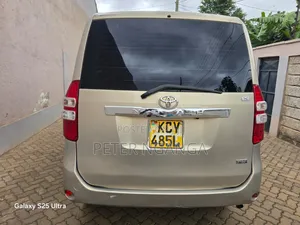 Toyota Noah 2.0 158hp FWD (8 Seater) 2012 Gold
