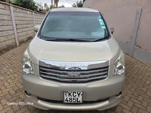 Toyota Noah 2.0 158hp FWD (8 Seater) 2012 Gold