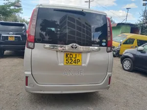 Toyota Noah 2016 Silver