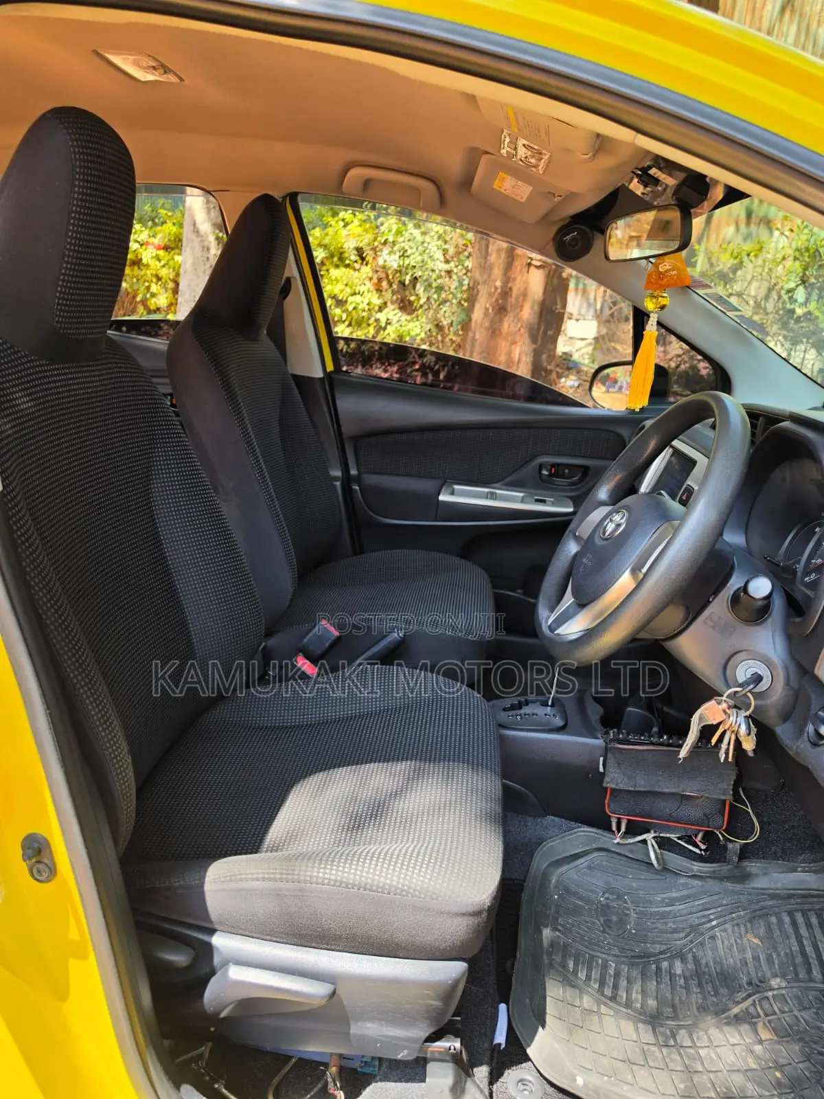 Toyota Vitz 2015 Yellow
