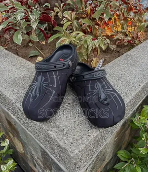 Spider-Man Neo Clogs (Black Marvel)