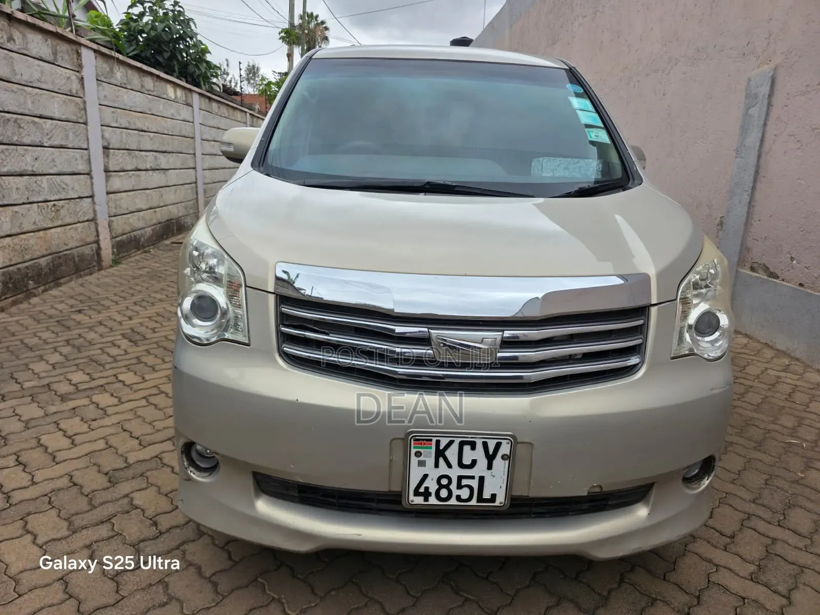 Toyota Noah 2012 Brown