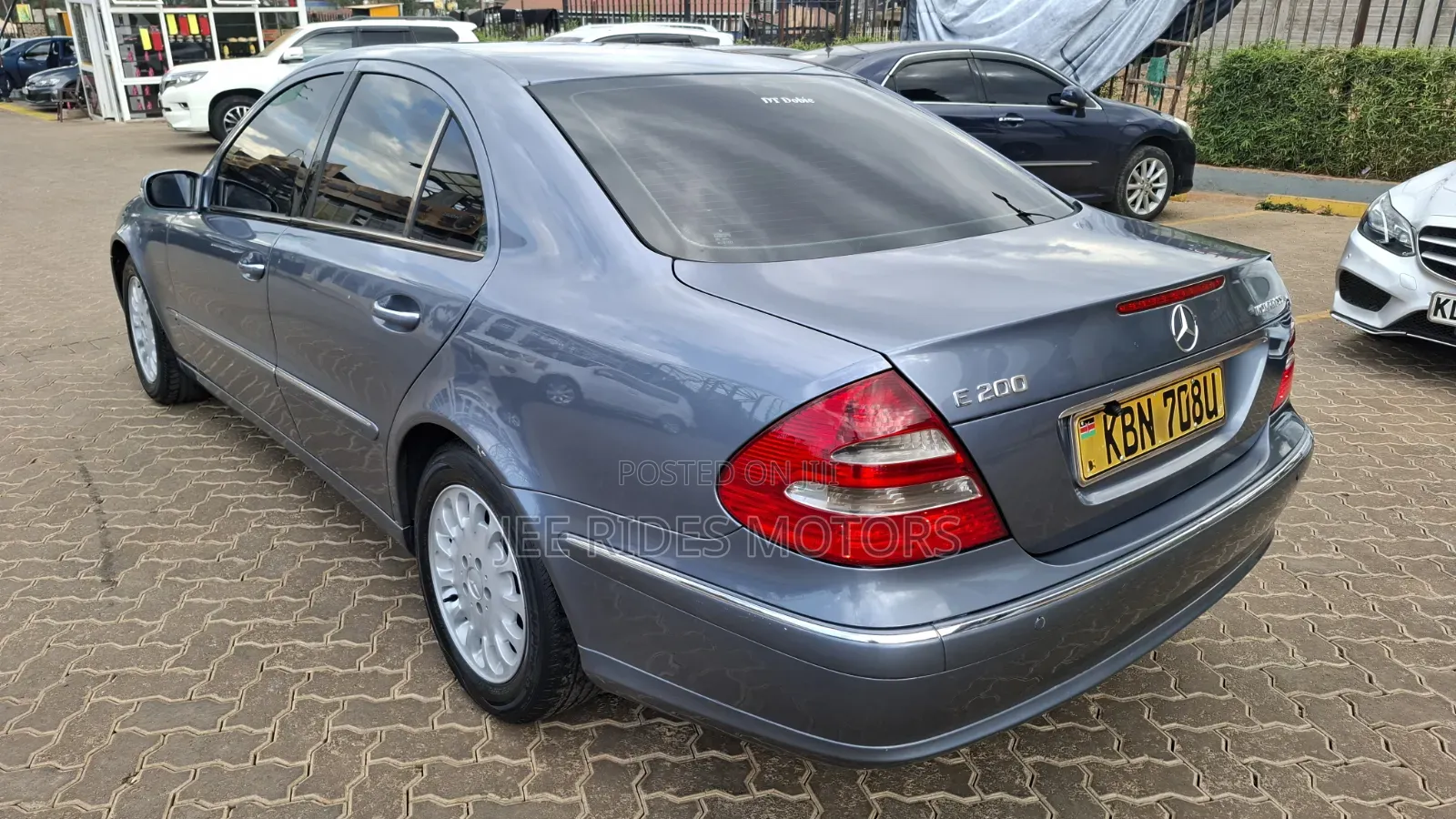 Mercedes-Benz E200 2005 Blue