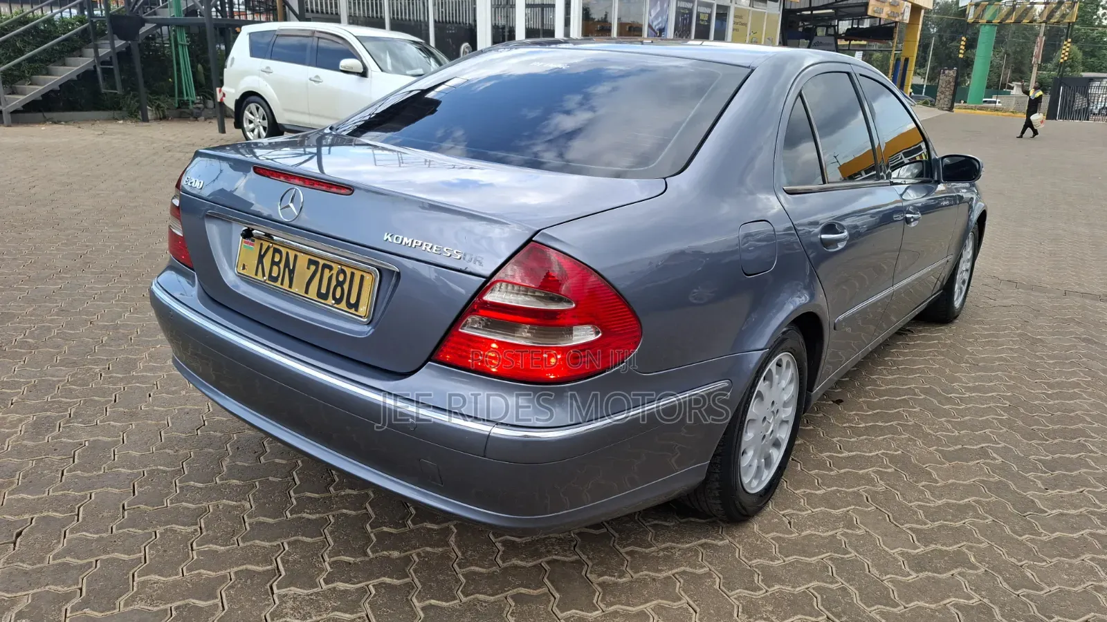 Mercedes-Benz E200 2005 Blue