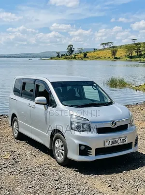 Toyota Voxy 2014 Silver