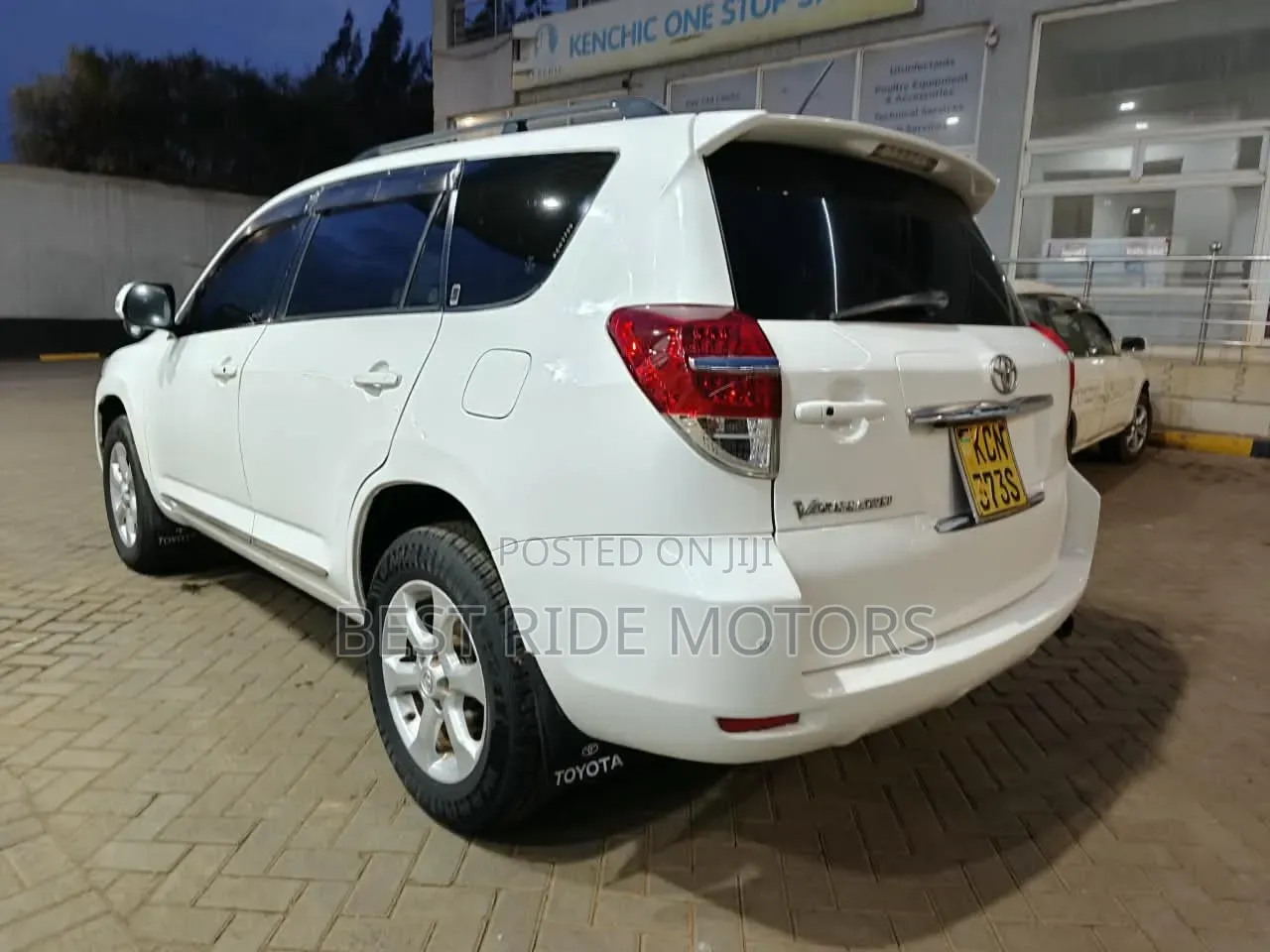 Toyota Vanguard 2010 White
