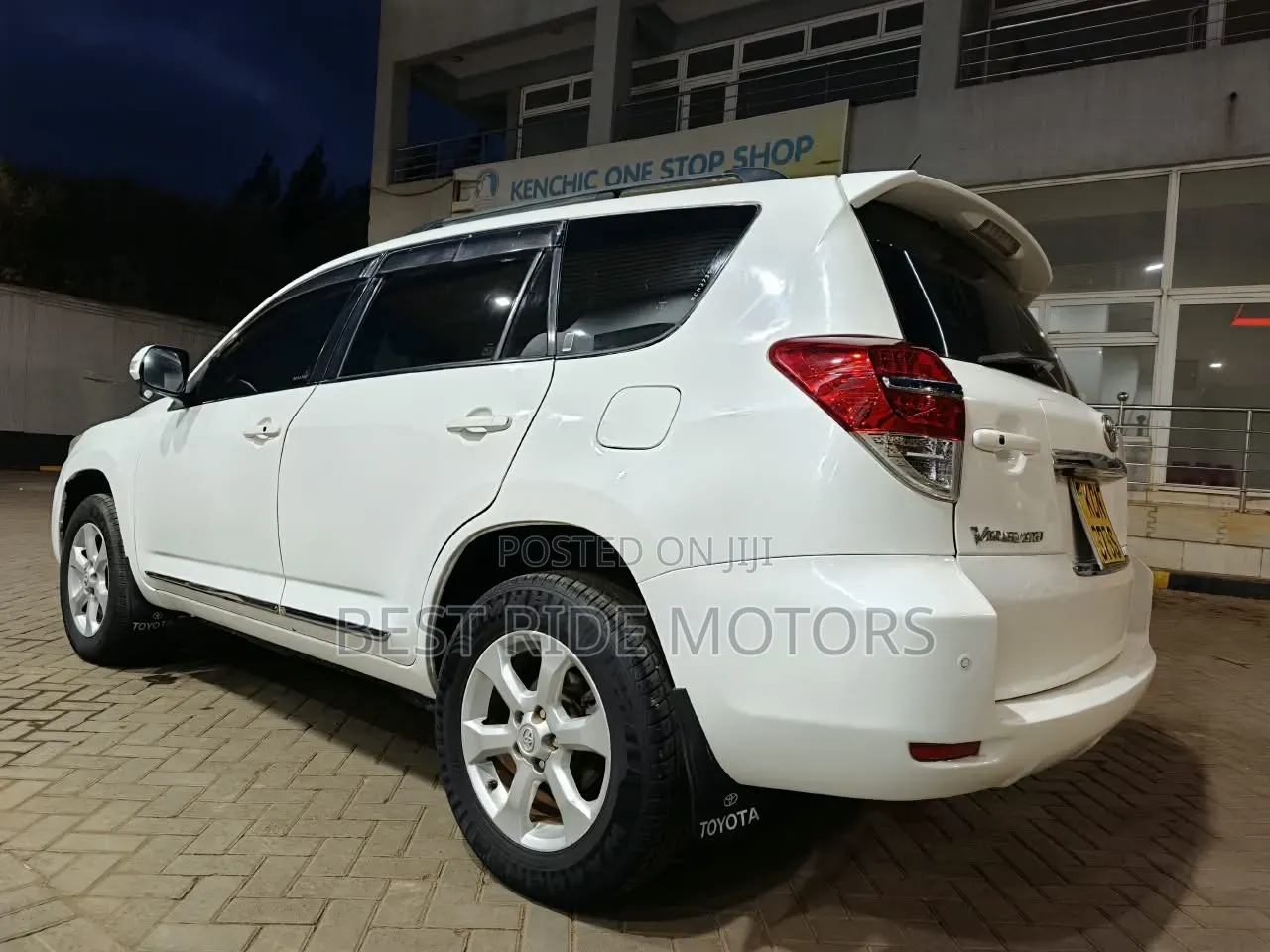 Toyota Vanguard 2010 White