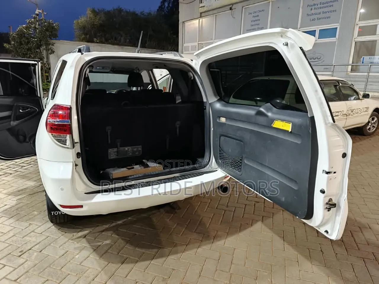 Toyota Vanguard 2010 White