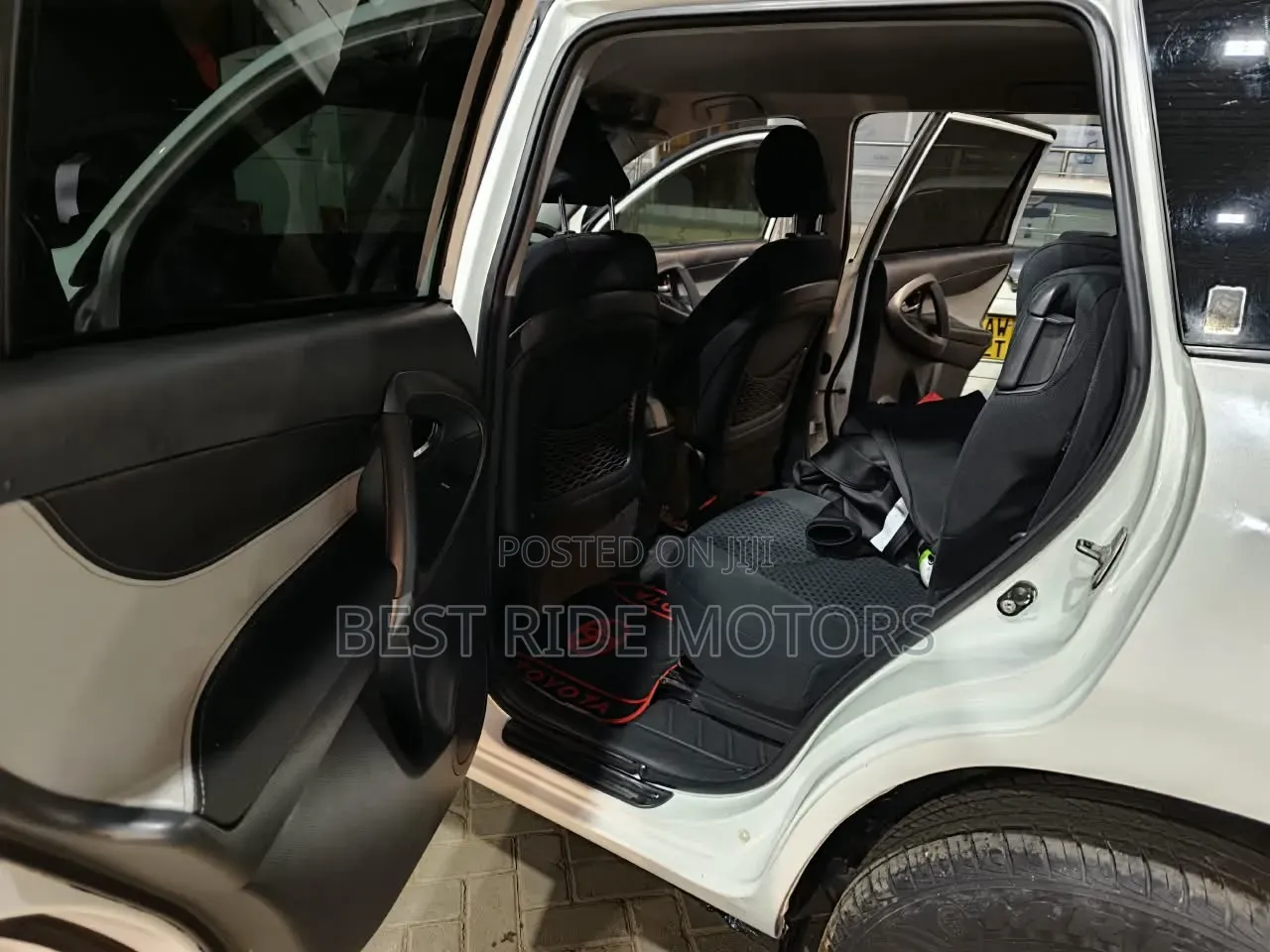 Toyota Vanguard 2010 White