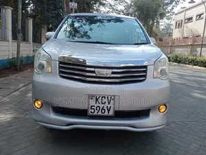 Toyota Noah 2.0 143hp AWD (8 Seater) 2012 Silver