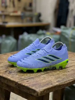 Size 35-40 , Kids Adidas Soccer Cleats Size 35-40