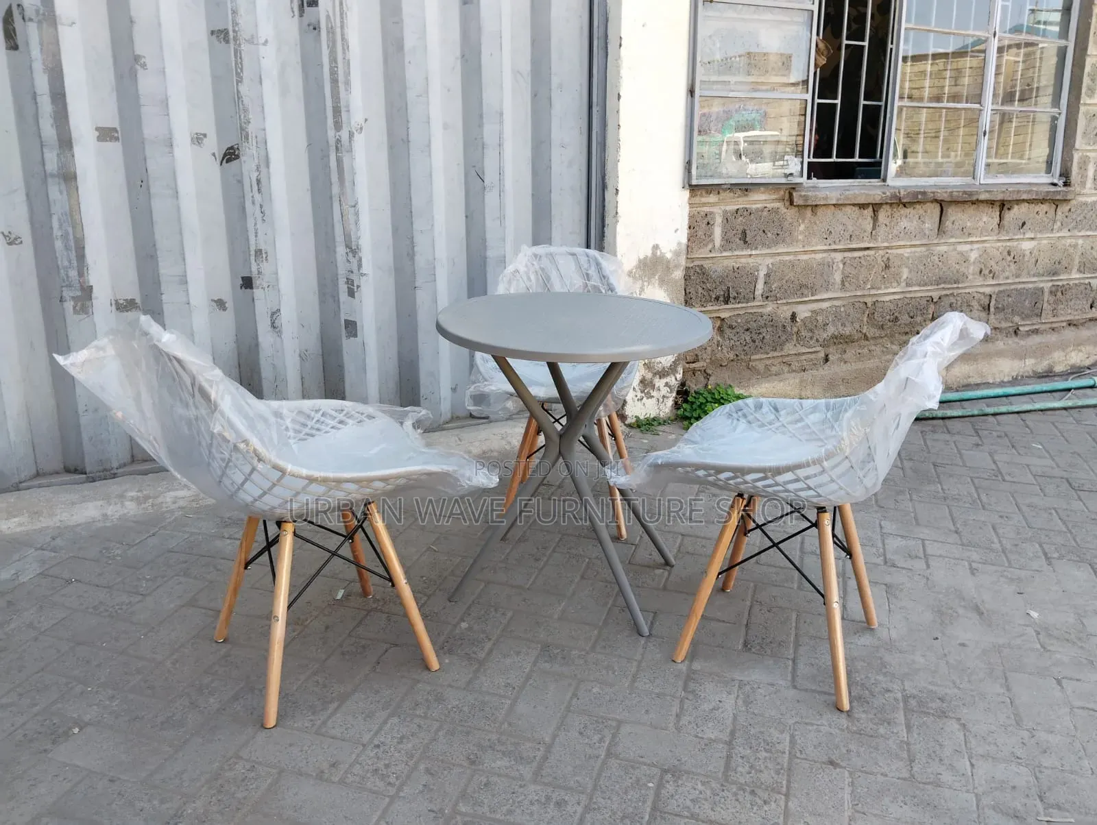 Round Tables With 3 Seats Available