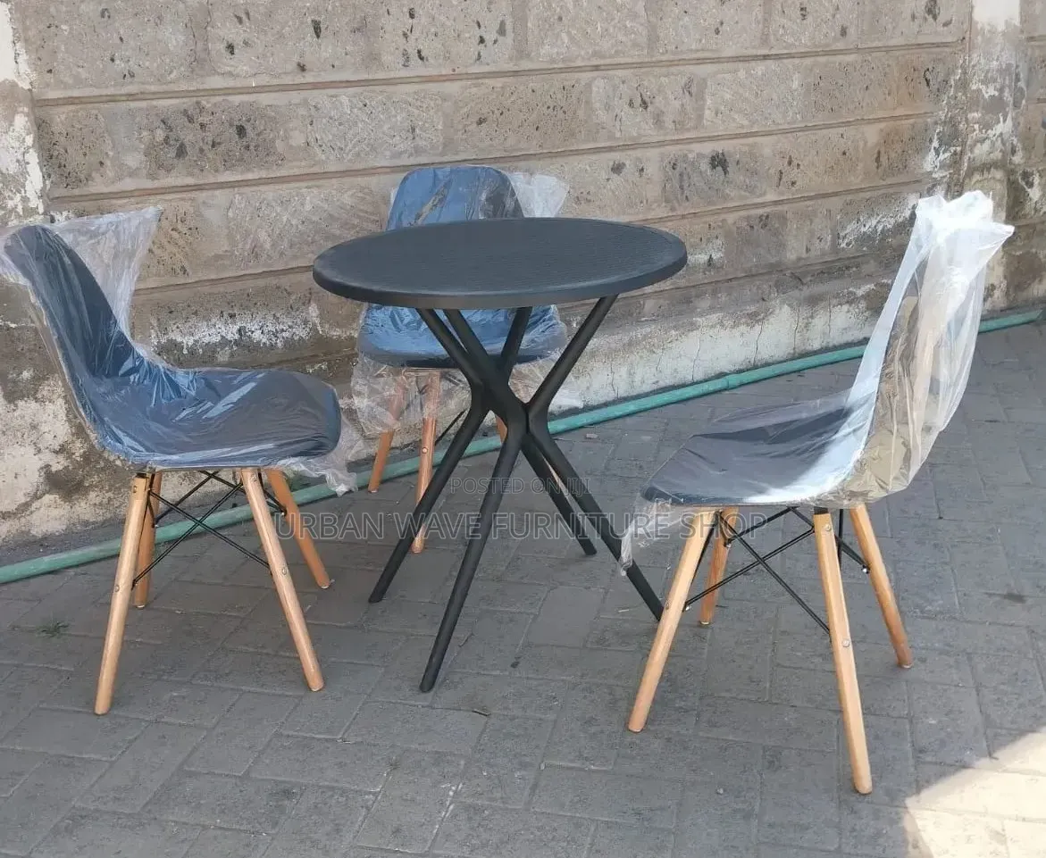 Round Tables With 3 Seats Available
