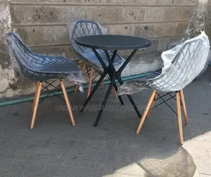 Round Tables With 3 Seats Available