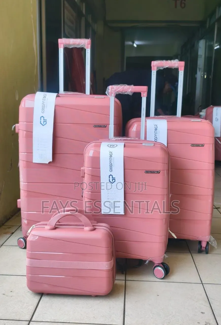 4 in 1 Luxurious Unbreakable Suitcase