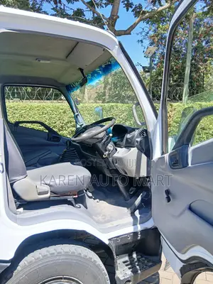Hino Dutro 2015 White