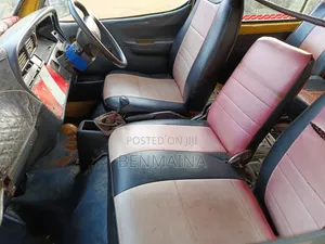 Toyota HiAce 2000 Yellow