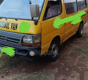 Toyota HiAce 2000 Yellow