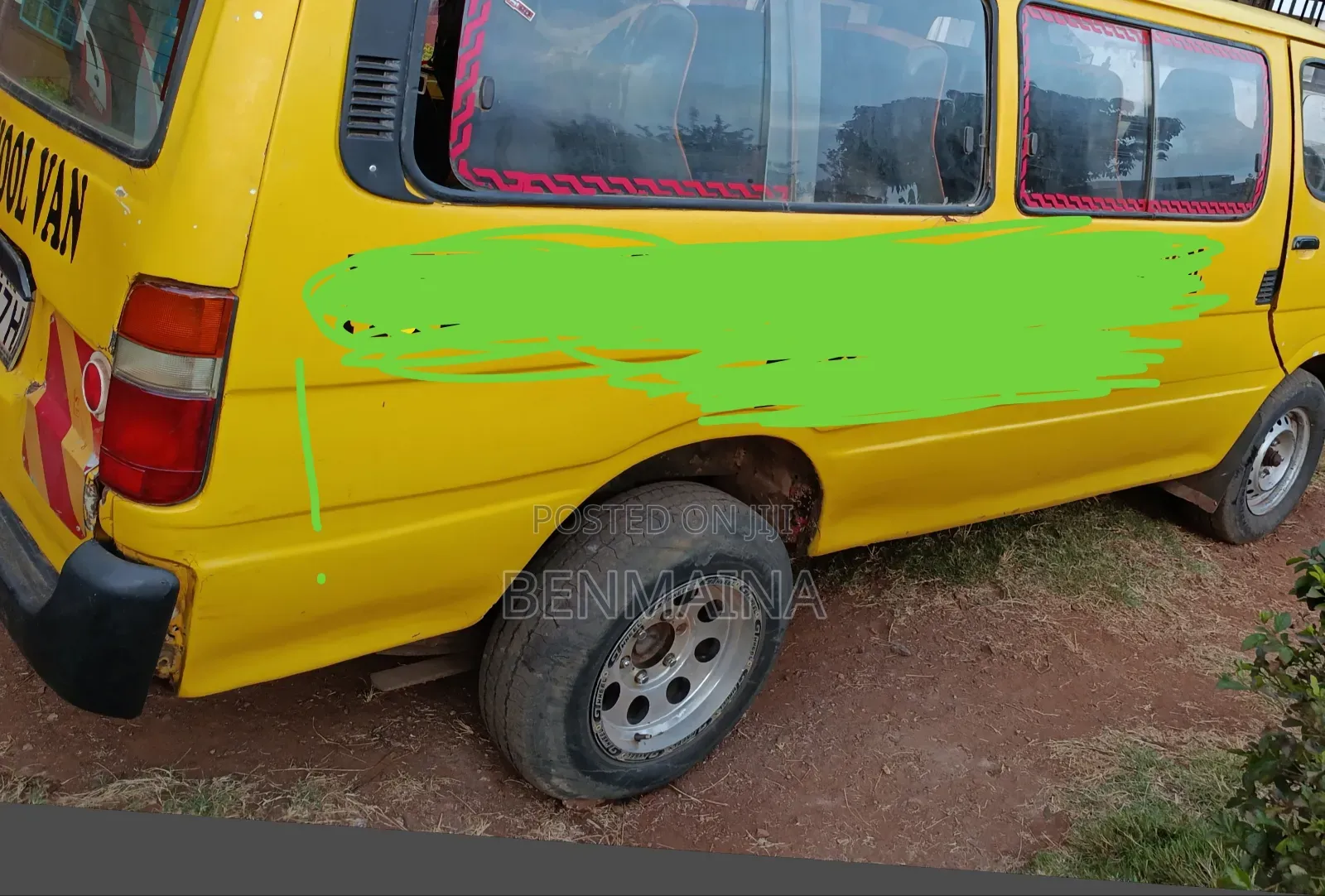 Toyota HiAce 2000 Yellow