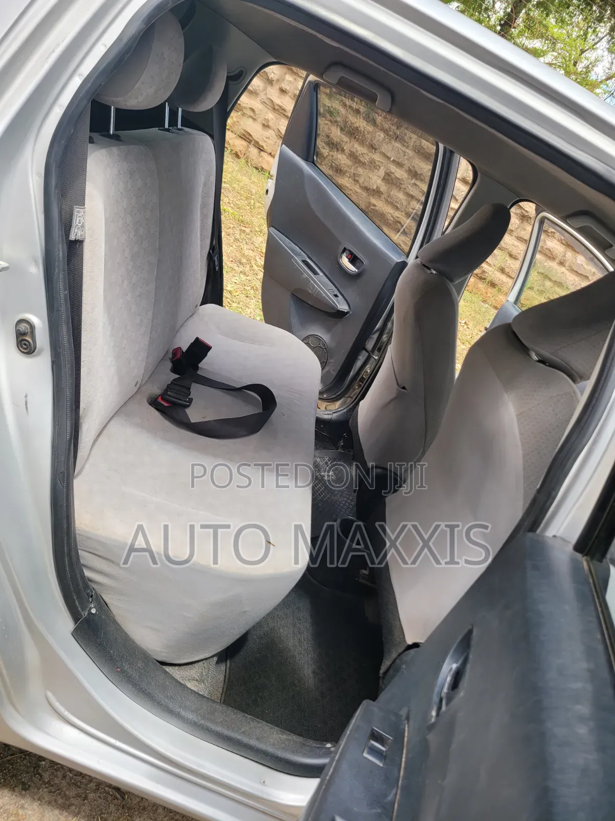 Toyota Vitz 2012 Silver
