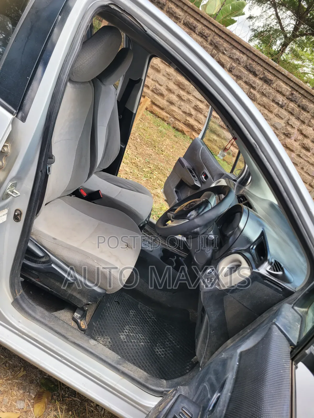Toyota Vitz 2012 Silver