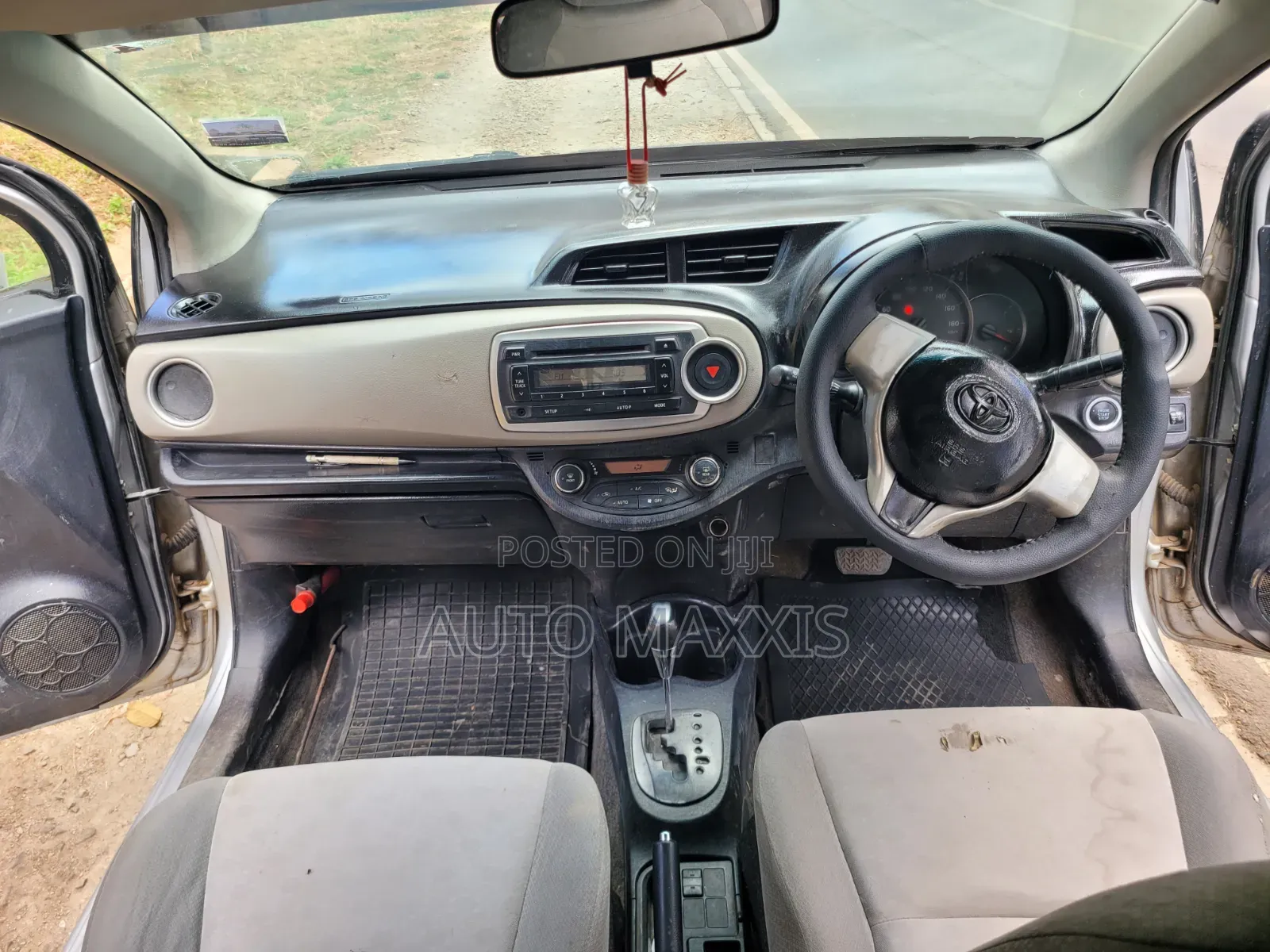 Toyota Vitz 2012 Silver