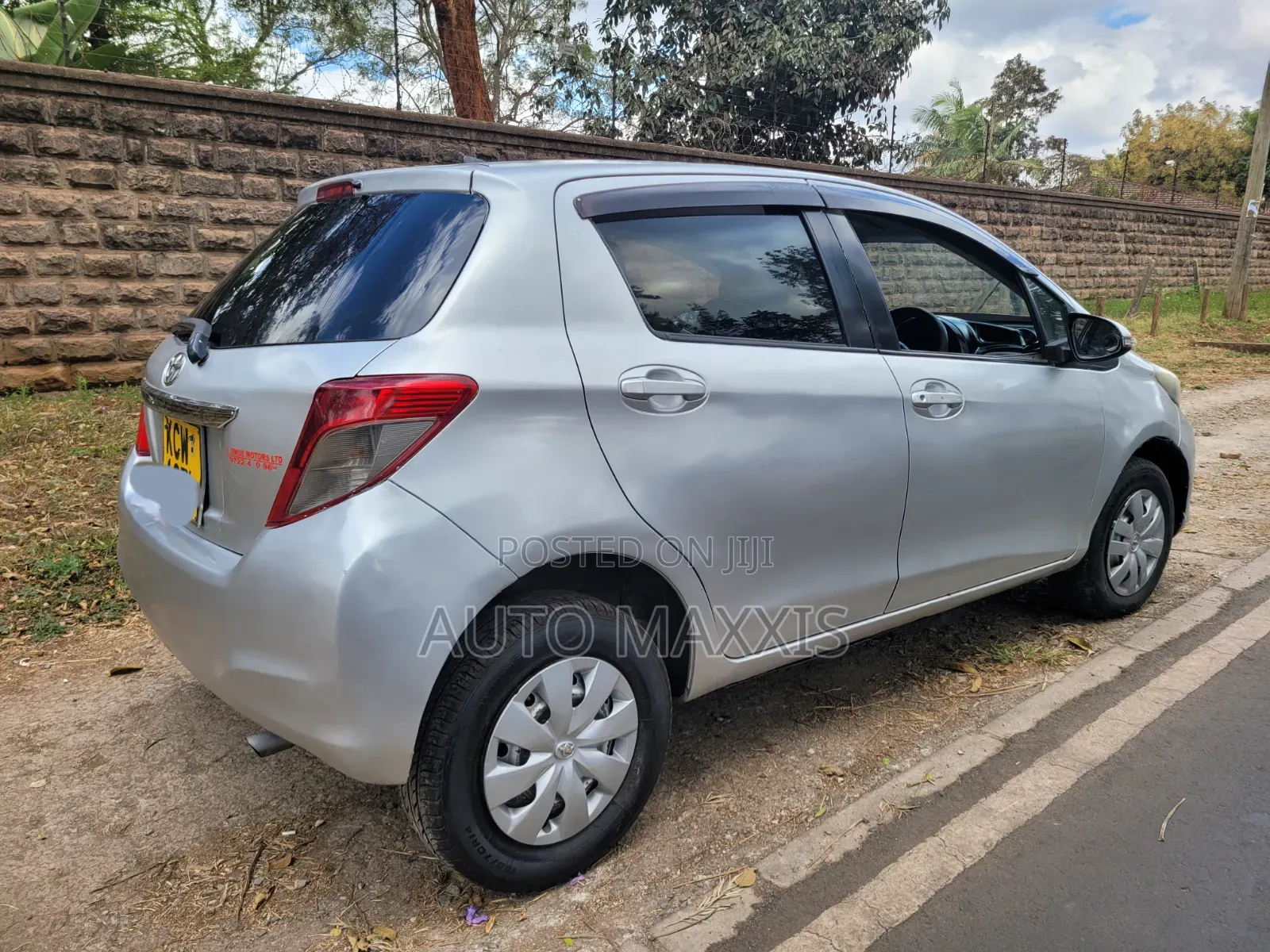 Toyota Vitz 2012 Silver